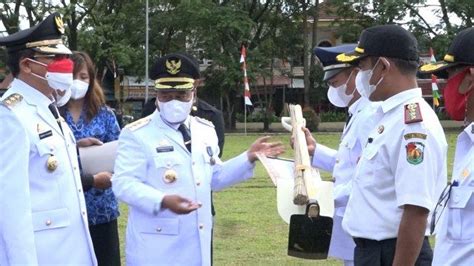 Daerahnya Kurang Bersih 16 Kades Di Toraja Utara Dihadiahi Sapu Lidi