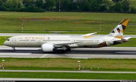 A Bly Etihad Airways Boeing Dreamliner Photo By Barni Id