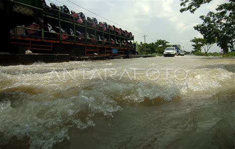 JALUR PANTURA TERENDAM BANJIR ANTARA Foto