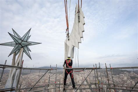 La Sagrada Fam Lia Coloca Las Piezas Que Culminar N Las Torres De Los