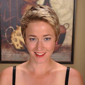 Mature Babe Liz Sophia Strips And Spreads Her Cunt 15 Photos