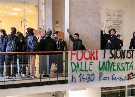 Napoli Proteste Dei Collettivi Studenteschi Salta La Conferenza Di