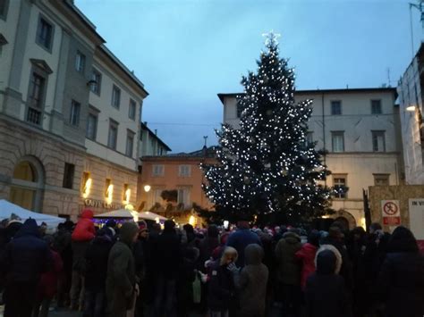 Umbertide Acceso L Albero Di Natale In Piazza Matteotti Tuttoggi Info