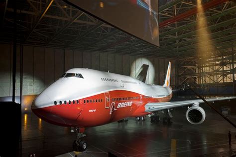 Erste Boeing 747 8 Intercontinental Rollout In Roter Livery