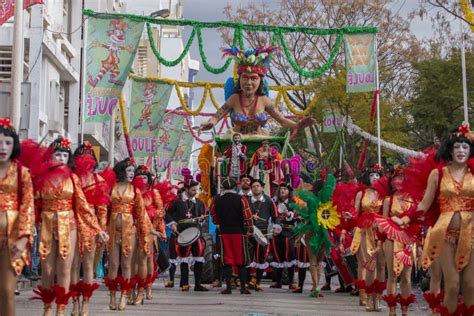 Loule，葡萄牙 2017年2月：五颜六色的狂欢节carnaval游行 编辑类库存照片 图片 包括有 成人 高雅 88069073