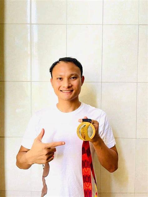 Footballer Trọng Hoàng Auctions His Gold Medal To Raise Covid-19 Funds