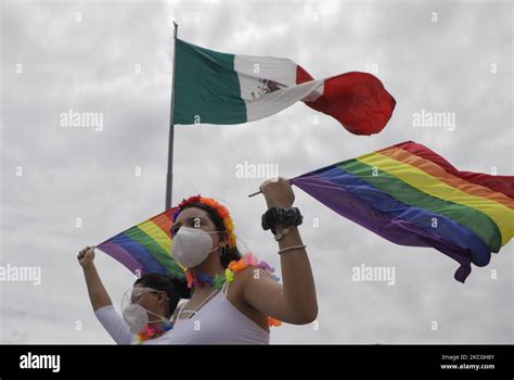 Miembros de la comunidad LGBTTTIQA llegan a la Zócalo de la Ciudad de