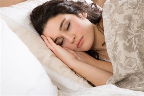 Ngủ nude là gì Lợi ích cải thiện giấc ngủ khi ngủ nude