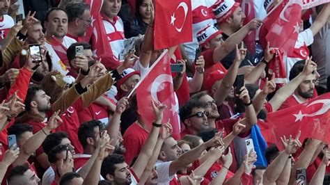 Fußball EM Türkische Fans zeigen Wolfsgruß während der Hymne