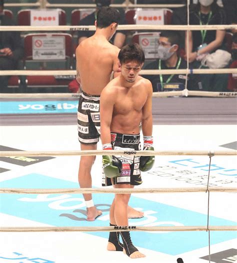 ＜rizin 29 皇治・梅野源治＞ 1r途中・偶然のバッティングで梅野源治が負傷しノーコンテストとなり呆然とする皇治 （撮影・後藤 大輝） ― スポニチ Sponichi Annex 格闘技