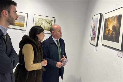 El alcalde Manolo Barón asiste a la inauguración de la nueva exposición