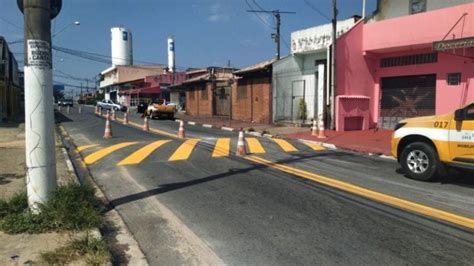 Prefeitura realiza pintura de lombadas em ruas de três bairros