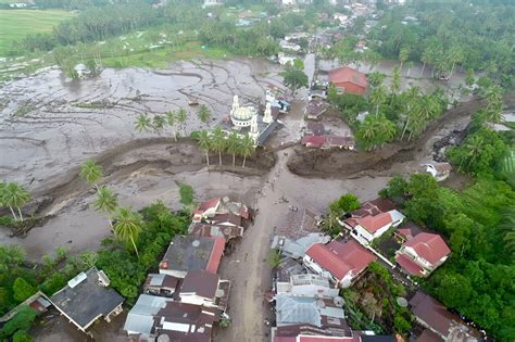 Indonesia Flash Flood Death Toll Rises To 43 Several Still Missing