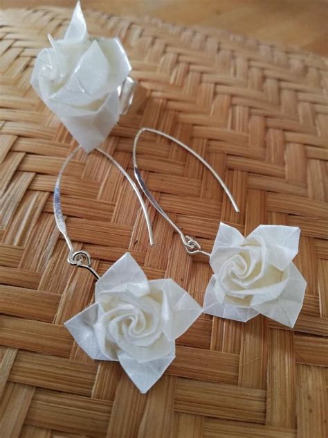 Boucles D Oreilles Origami Roses Blanches Ivoires Grand Crochet Roses