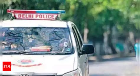 Delhi Robbers Open Fire Flee With Bag Delhi News Times Of India