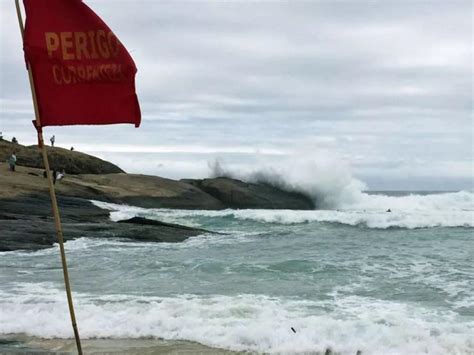 Ressaca provoca ondas de até 4 metros fecha ciclovia e atrai surfistas