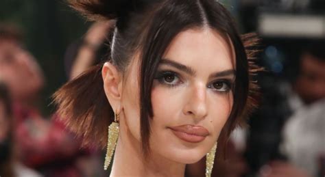 Emily Ratajkowski entièrement nue sous une robe transparente poussée