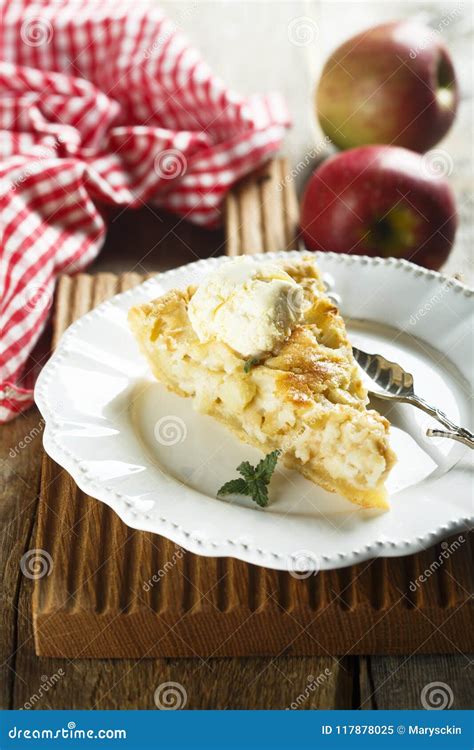 Empanada De Manzana Hecha En Casa Con Helado De Vainilla Imagen De