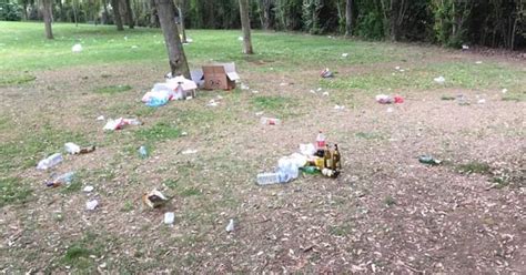 Turisti Incivili All Abbadia Di Fiastra Il Prato Del Parco Scambiato