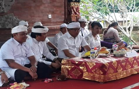 Wabup Suiasa Mendem Pedagingan Di Pura Puseh Desa Adat Getasan Serahkan