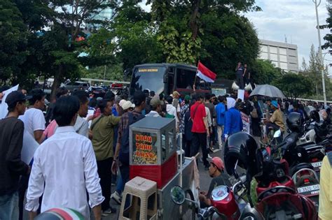 Aksi Damai Di Depan Gedung DPR GMPD Mengaku Diserang Pendemo Lain