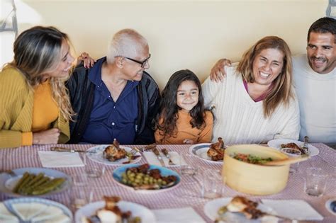 Feliz Familia Latina Abraz Ndose Mientras Cenan Juntos En El Patio Foto Premium