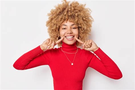 Plan horizontal d une jeune jolie femme positive aux cheveux bouclés