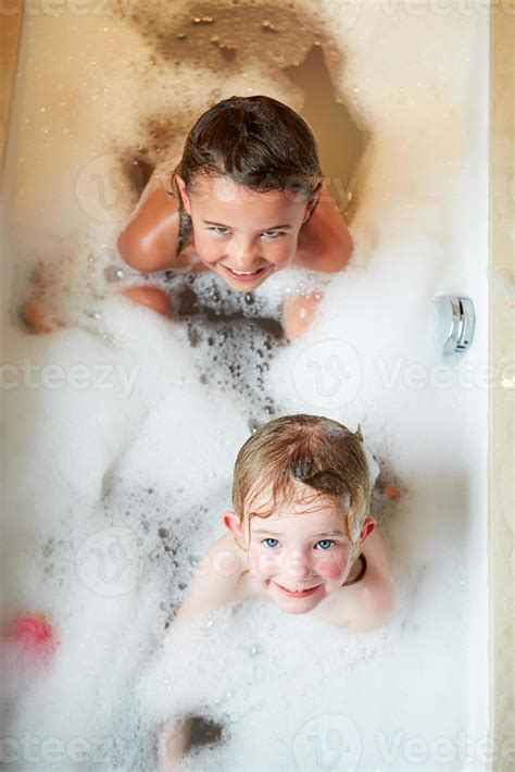 Vista Aérea De Dos Chicas En El Baño 958795 Foto De Stock En Vecteezy