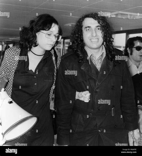 Tiny Tim Y Su Esposa Miss Vicki En El Aeropuerto De Heathrow 1970 © Cci El Hollywood Archive