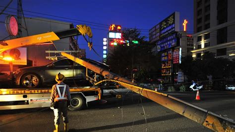 超衰！百萬名車被撞「才上拖吊車」 又慘遭電線桿砸中 東森最即時最快速新聞