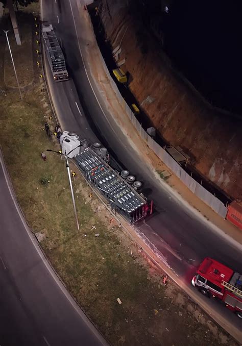 Carreta Carregada Tomba Em Curva Na Leste Oeste ES HOJE