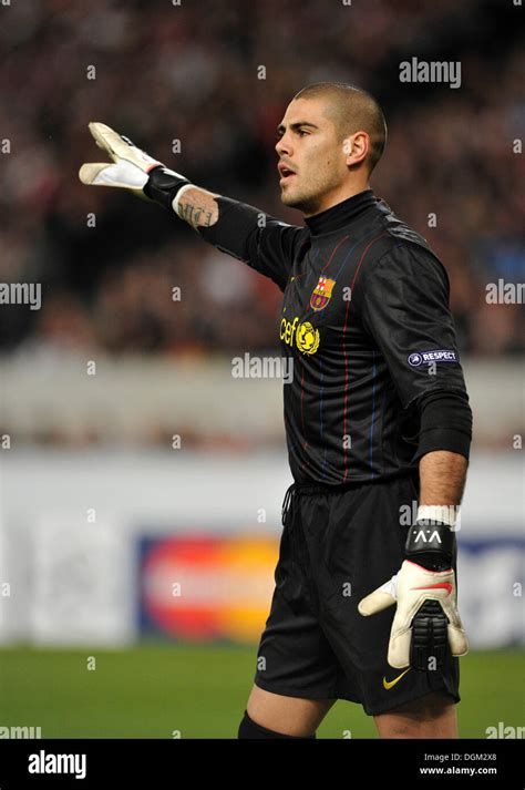 Goalkeeper victor valdes fc barcelona hi-res stock photography and images - Alamy