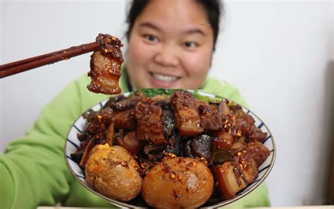 小婷今天做香喷喷的卤肉饭，飘雪花的天气，吃上一碗卤肉饭没谁了 哔哩哔哩