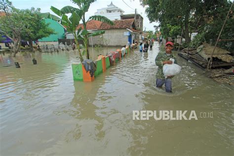 Rob Landa Pesisir Cirebon Rendam Ratusan Rumah Warga Republika Online