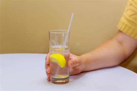 Main De Femme Tenant Le Verre De Soude Avec Le Citron Photo Stock