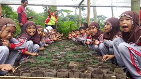 Coca Cola Latih Siswa Sd Daur Ulang Botol Plastik Surya Co Id