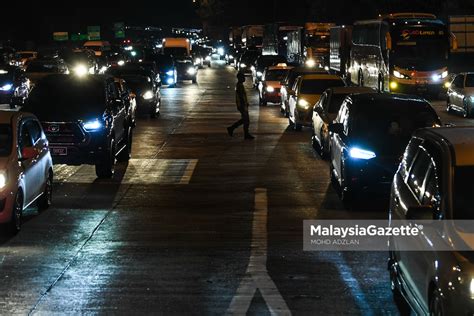 Aliran Trafik Sesak Di Lebuhraya Menghala Ke Pantai Timur Aidiladha