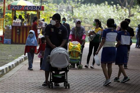 Foto Hari Kedua Lebaran Wisata Ragunan Untuk Warga Ber Ktp Dki Jakarta