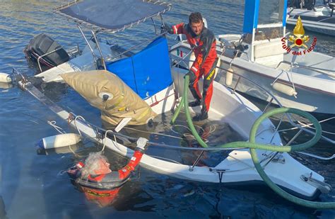 Imbarcazione Affonda In Porto Capocronaca