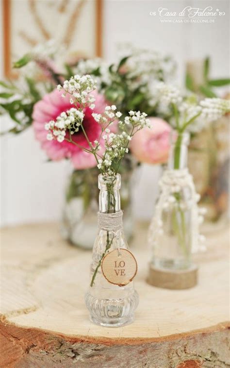 einzelne Blüten in kleinen Vasen mit Anhängern Hochzeit deko tisch