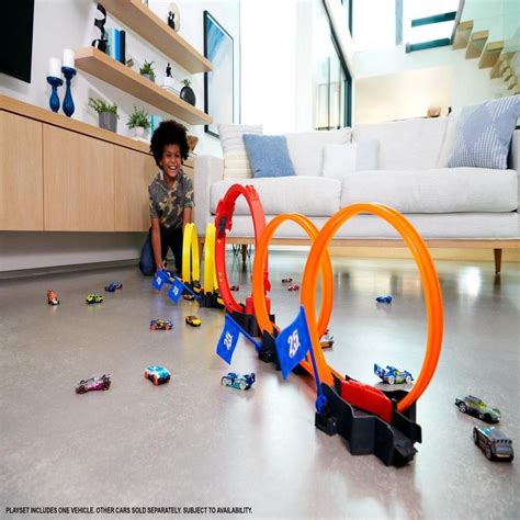 Confira Pista De Percurso E Mini Veículo Hot Wheels Corrida