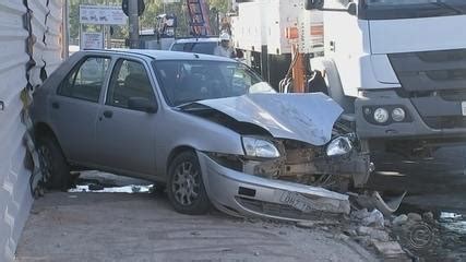 Motorista Dorme Ao Volante E Bate Carro Em Poste De Avenida Em Bauru