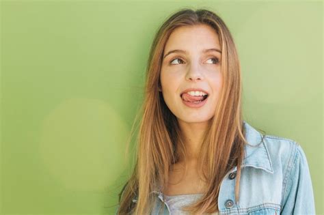 Mujer Joven Rubia Sonriente Que Se Pega Su Lengua Hacia Fuera Contra