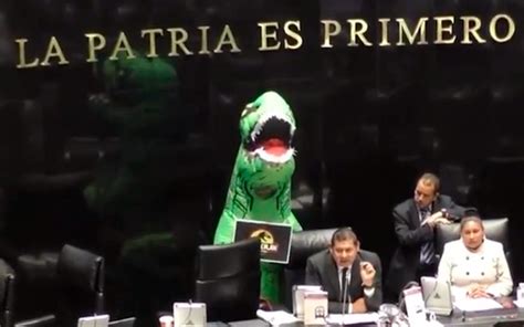 Video Senadora En México Va De Dinosaurio Al Congreso