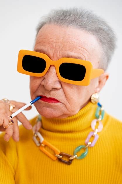 Mujer De Edad Mediana Posando En El Estudio Foto Gratis