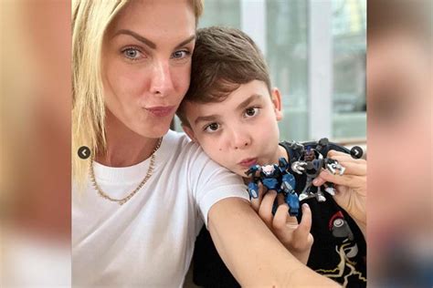 Ao Lado Do Filho Ana Hickmann Agradece Mensagens De Apoio Após