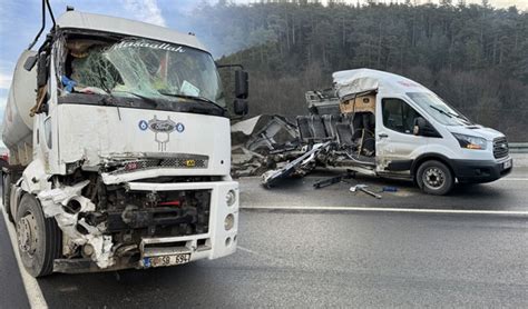 Bolu da feci kaza Kamyonla minibüs çarpıştı Ölü ve yaralılar var