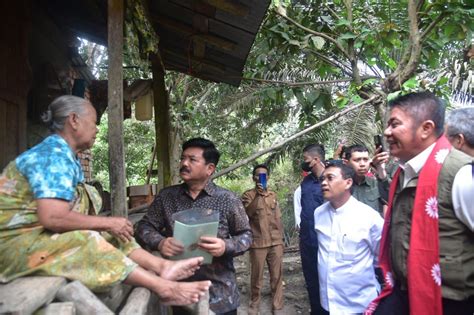 Gubernur Herman Deru Dampingi Menteri Atr Bpn Door To Door Bagikan