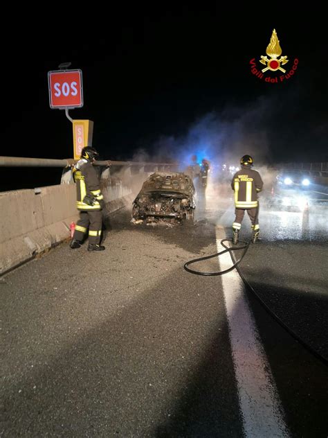 Auto Si Incendia Mentre Viaggia In Autostrada Veicolo Distrutto E A12