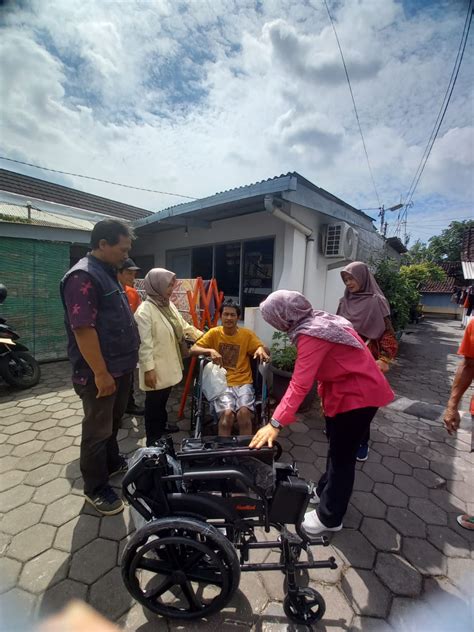 Kelurahan Ngampilan Penyerahan Bantuan Kursi Roda Penyandang